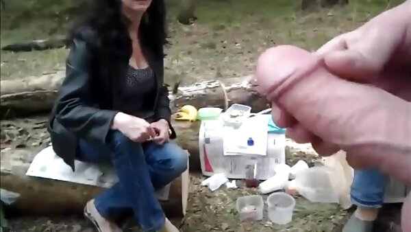 سه لزبین بخاردار در فیلم های سکسی با مادر حالی که روی یک تاب تاب می‌خورند، ماف‌های خیس‌کننده شیرجه می‌زنند